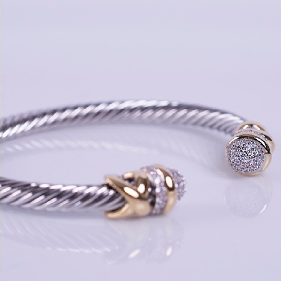 BEAUTIFUL CRYSTAL STATION BANGLE - Picture 5 of 8